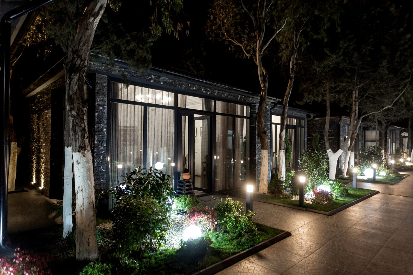Iluminação de Jardim: Transformando o Espaço Externo em um Oásis Noturno